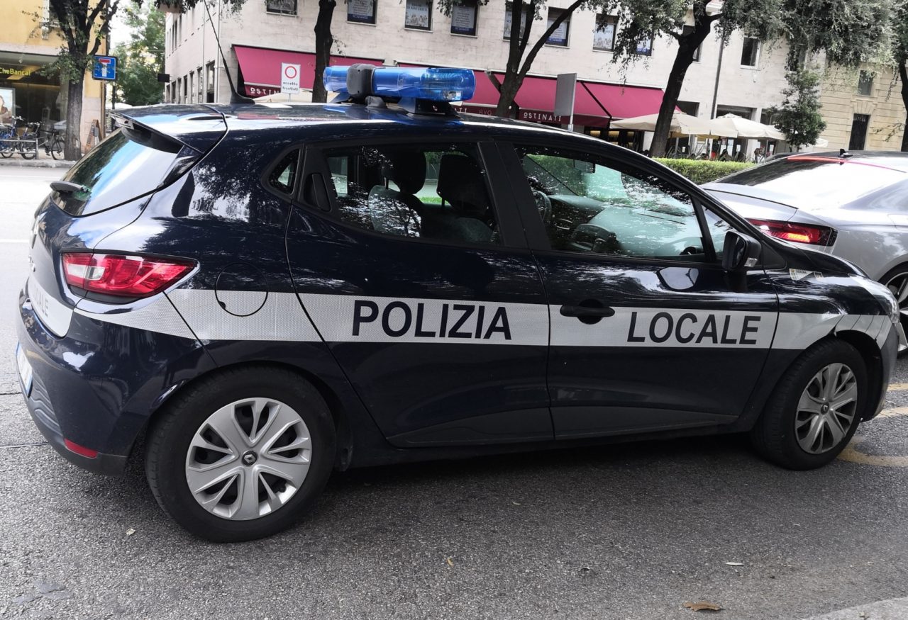 Ladro seriale di biciclette arrestato in Piazza Bra mentre metteva a segno l’ennesimo furto