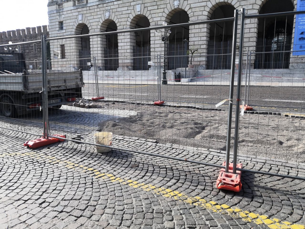 In piazza Bra rifacimento della pavimentazione all’altezza dell’area di sosta dei taxi