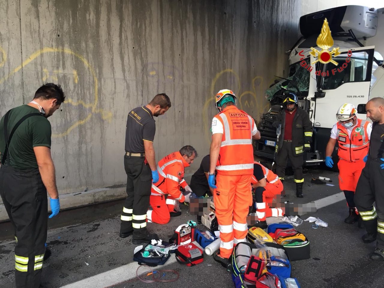 Incidente mortale sulla 434: ha un malore alla guida, tir si schianta contro un pilone