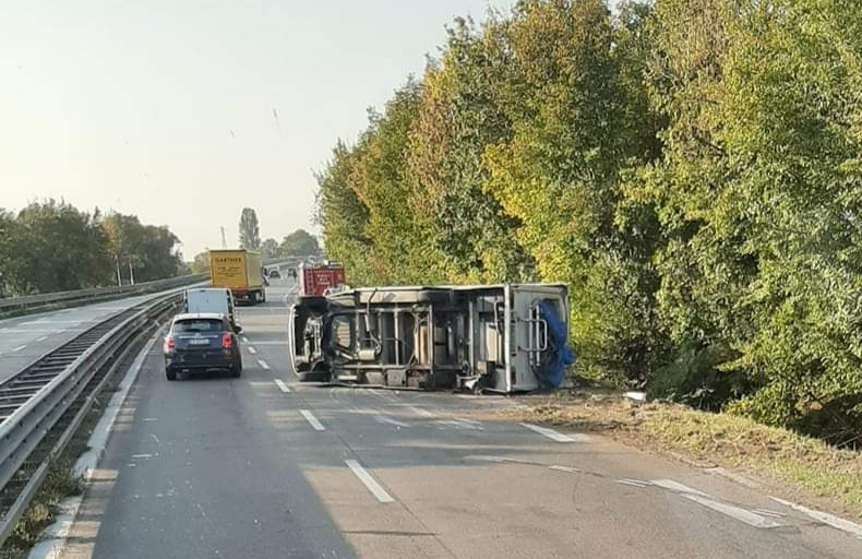 Scoppia uno pneumatico e il camper si ribalta: chilometri di coda sulla SS434
