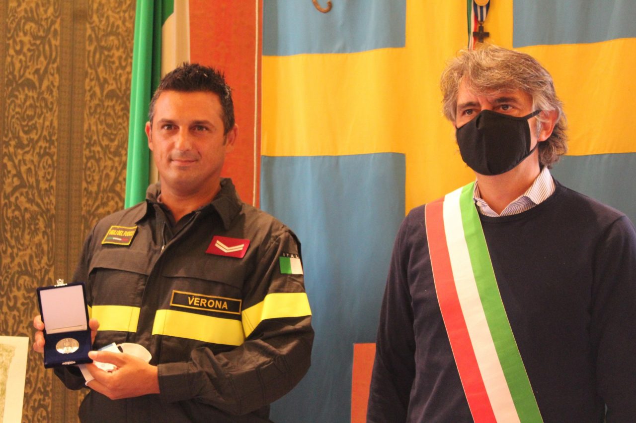 Premiato Danilo, il pompiere trascinato per 16 chilometri dall’Adige: “Ho temuto di non farcela” FOTO E VIDEO