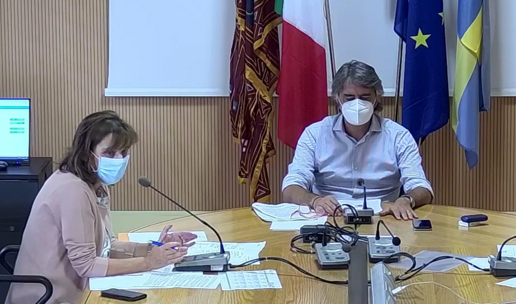 Il pasto a scuola sarà in mensa o in aula, i bambini riceveranno il vassoio con le monoporzioni