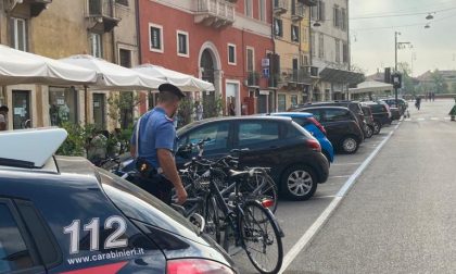 Porta Vescovo, vede uno sconosciuto pedalare sulla sua bicicletta: due denunciati