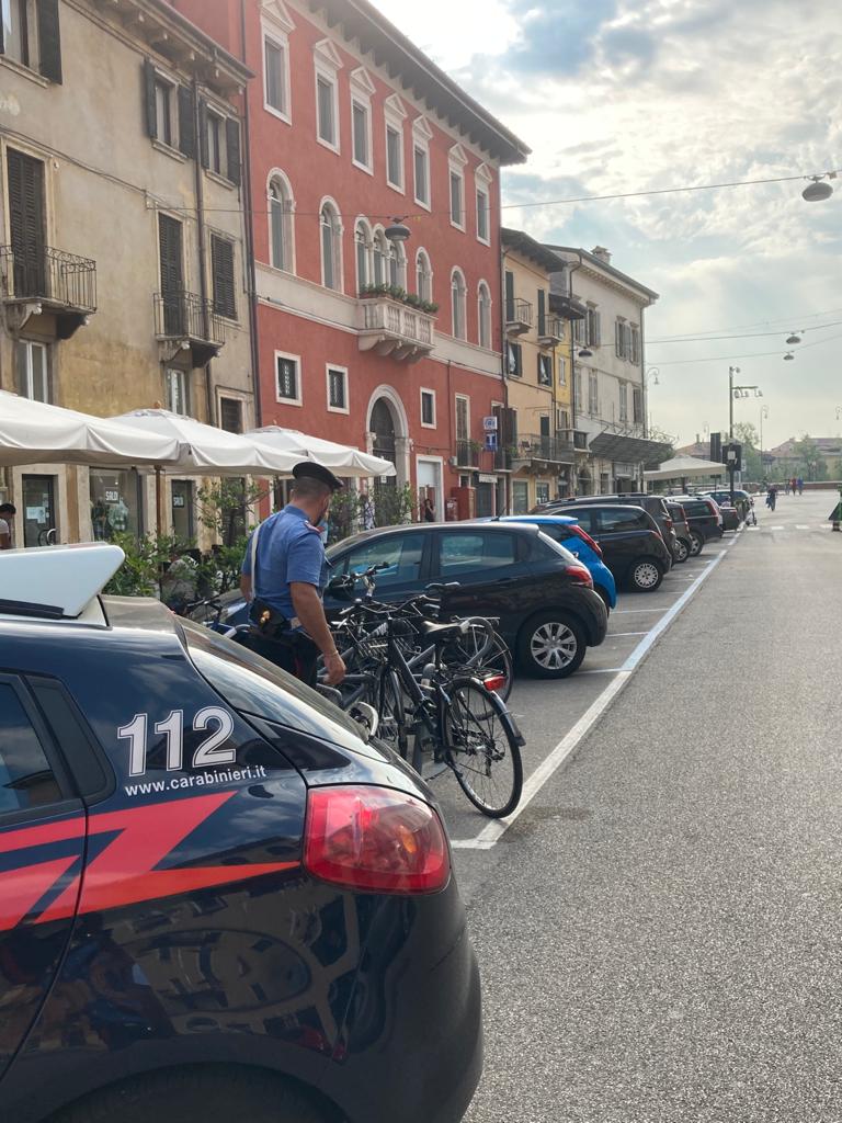 Porta Vescovo, vede uno sconosciuto pedalare sulla sua bicicletta: due denunciati