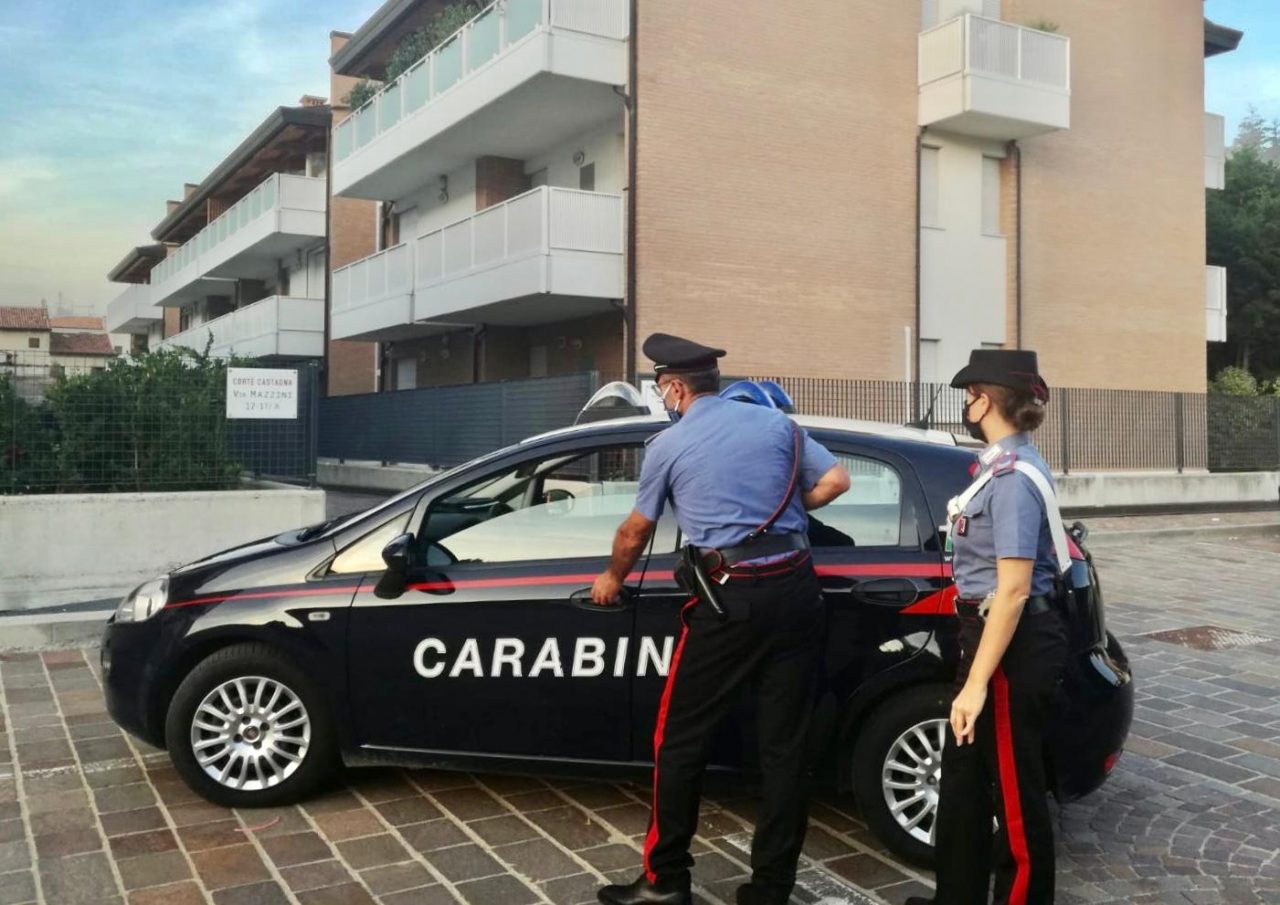 Si era impossessato del denaro di 3 giovani minacciandoli con il coltello, arrestato