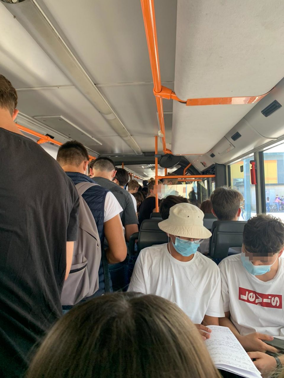 Assembramenti bus, Filt e Flc Cgil: “Paradossale addossare la colpa alle scuole”