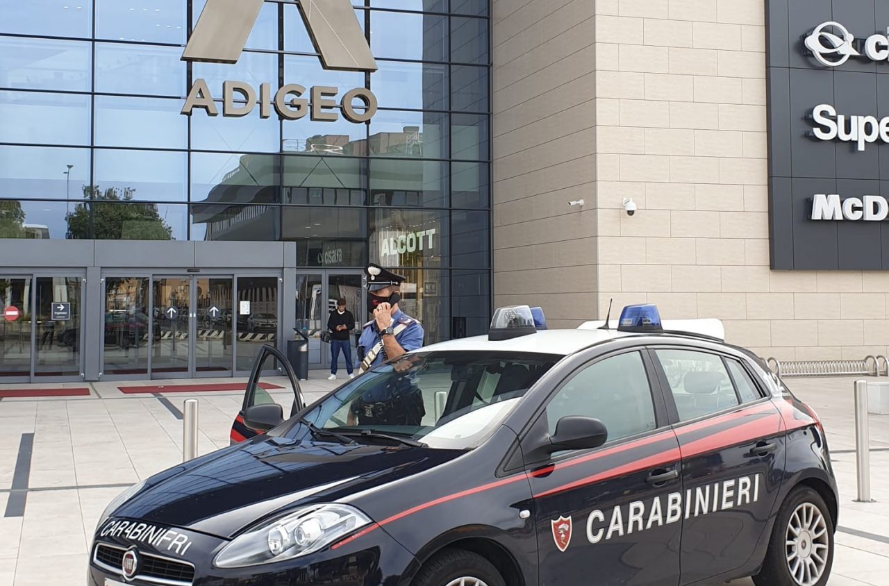 Ruba abiti all’Adigeo dopo 4 giorni dal precedente furto, 28enne arrestata