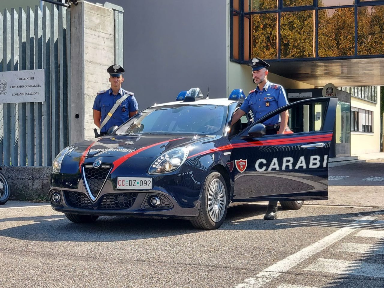 Paura a Legnago: sfonda la porta del pub con una lastra di pietra e si scaglia contro gli agenti