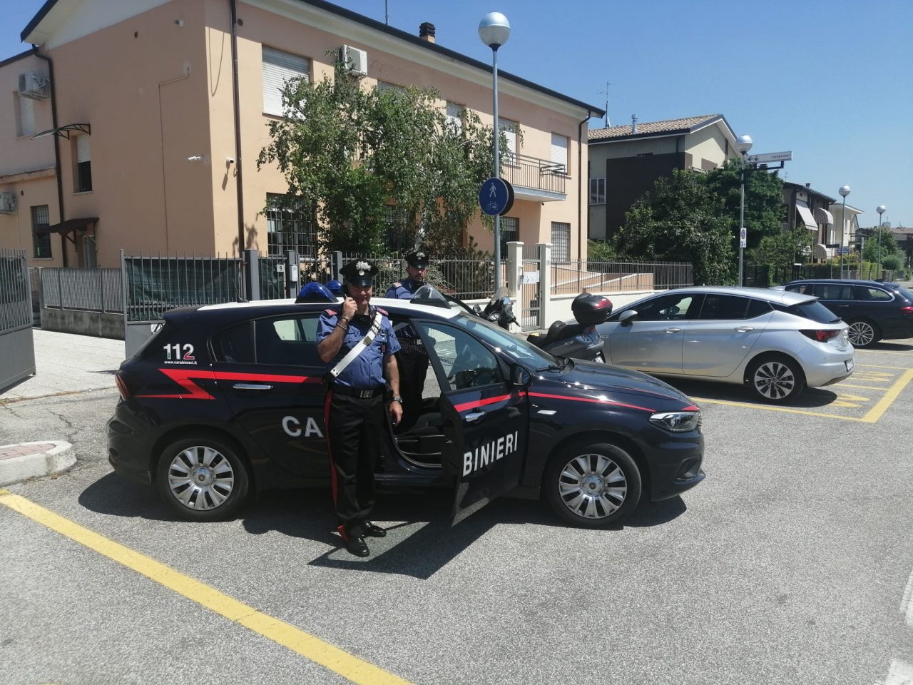 Presa a calci e minacciata con un coltello dal marito davanti alla figlia, arrestato 30enne