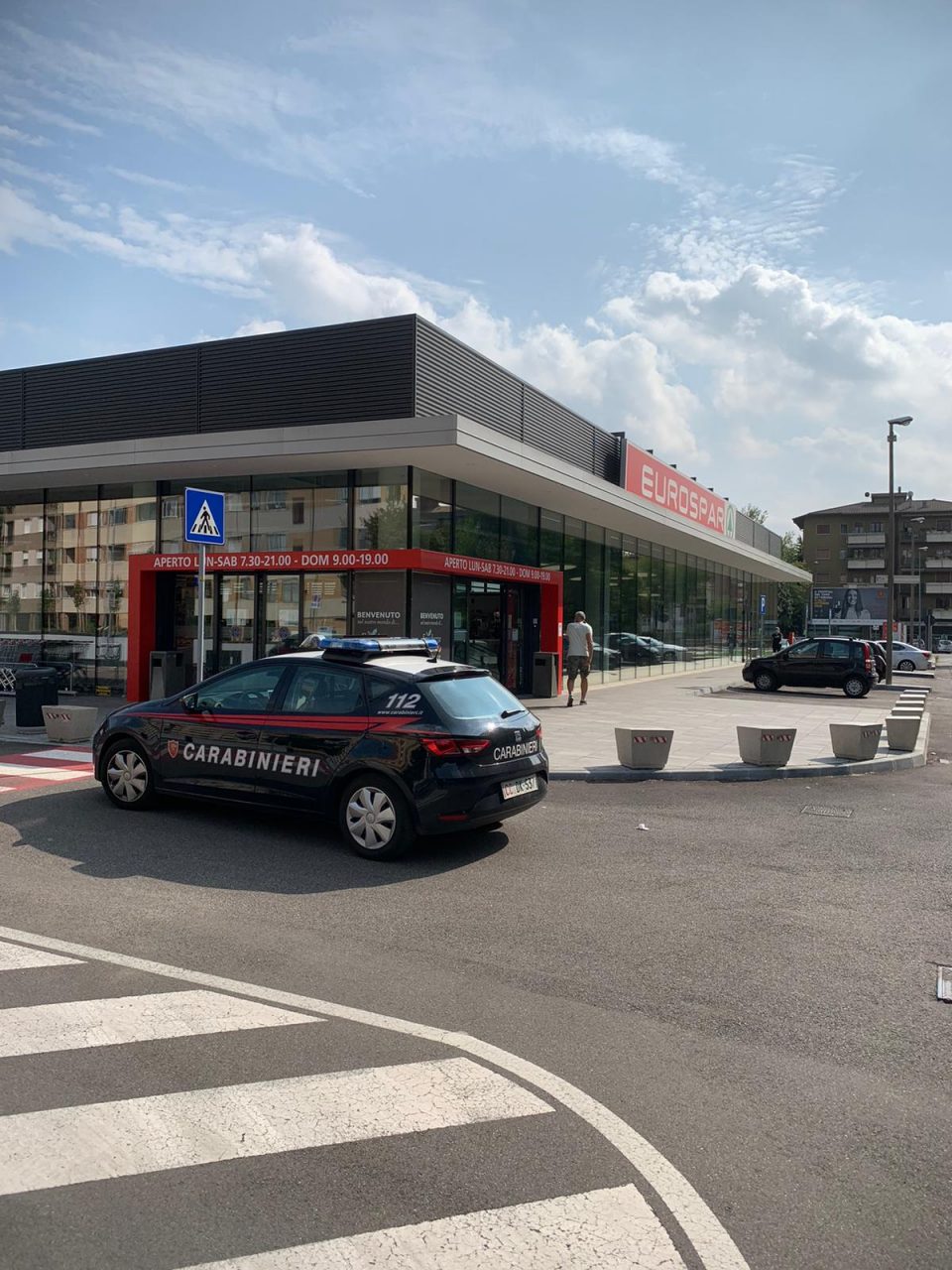 Nasconde 10 bottiglie di superalcolici nello zaino e tenta la fuga, arrestato