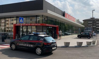 Nasconde 10 bottiglie di superalcolici nello zaino e tenta la fuga, arrestato