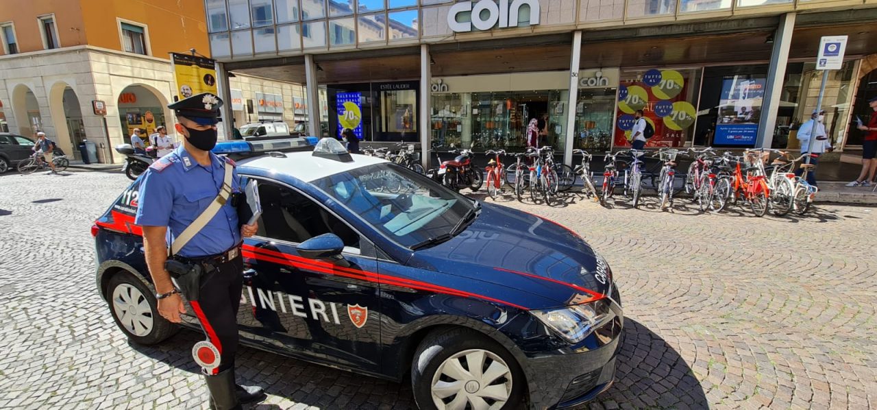 Ruba vestiti e profumi da Coin per un valore di oltre 500 euro, arrestato 37enne