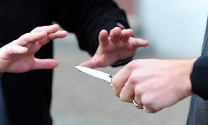 Regolamento di conti: gemelli accoltellati in piazza dal cugino, uno è in gravi condizioni