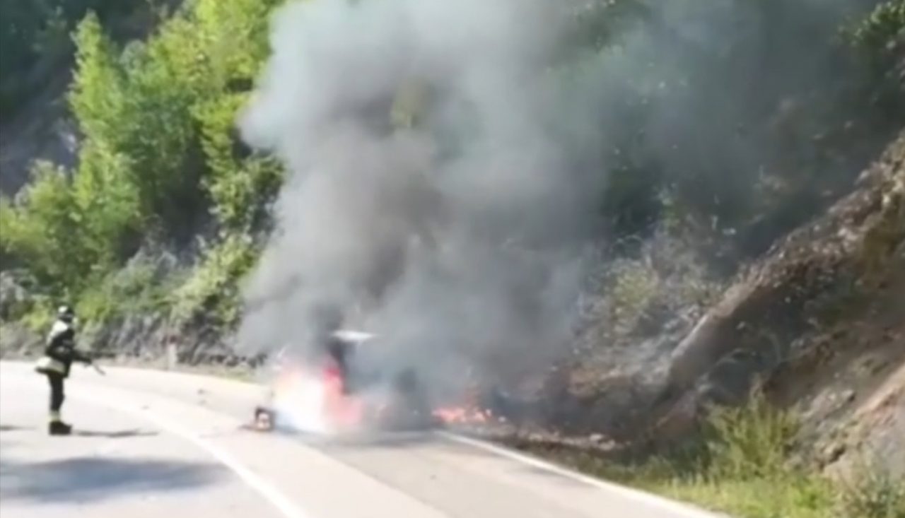 Tragico schianto tra un’auto e una moto che prende fuoco, 39enne muore carbonizzato