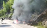 Tragico schianto tra un’auto e una moto che prende fuoco, 39enne muore carbonizzato