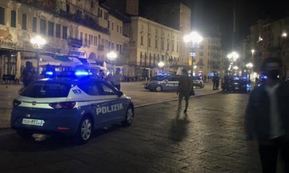 Giovane ubriaco rompe un bicchiere, prende a calci una cabina e offende gli agenti, denunciato