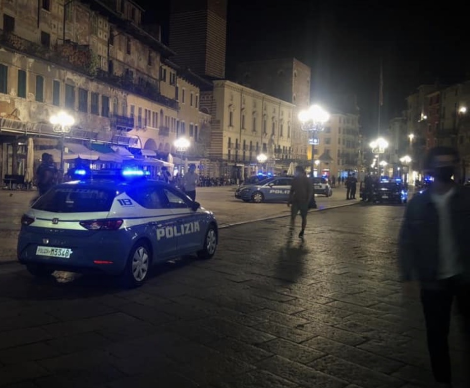 Giovane ubriaco rompe un bicchiere, prende a calci una cabina e offende gli agenti, denunciato