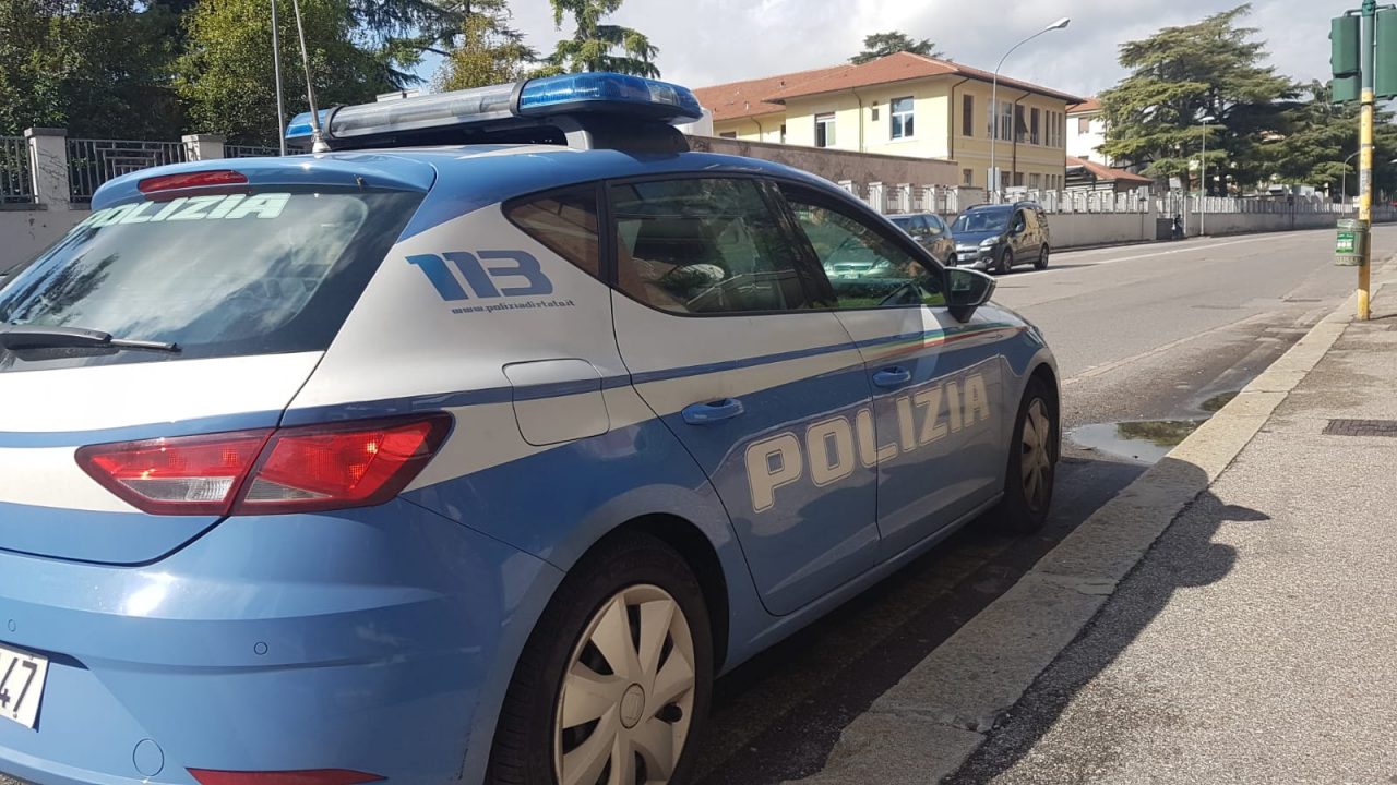 Folle gara di velocità tra auto in Via Mameli: denunciati due giovani