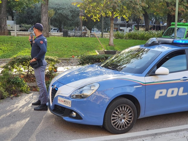 Agenti intervengono per calmare due ubriachi ma vengono presi a calci e pugni, arrestato 44enne