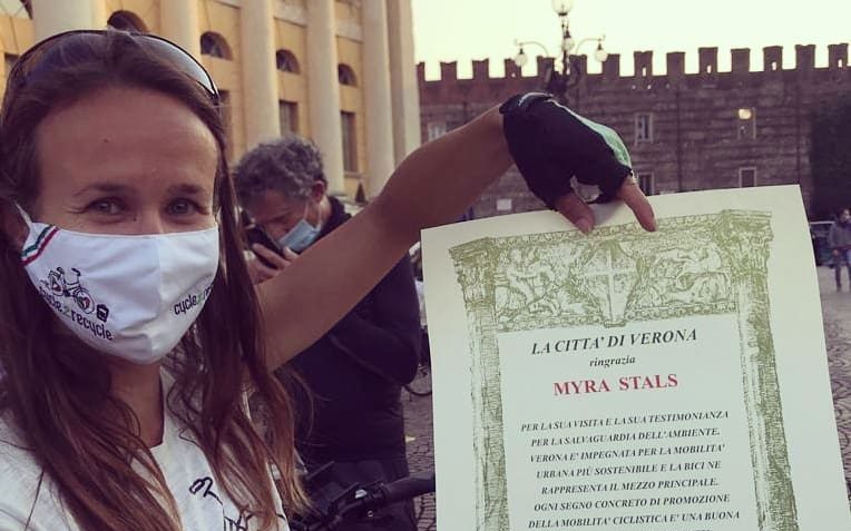 Gira il mondo in bici raccogliendo plastica abbandonata: Myra Stals fa tappa a Verona