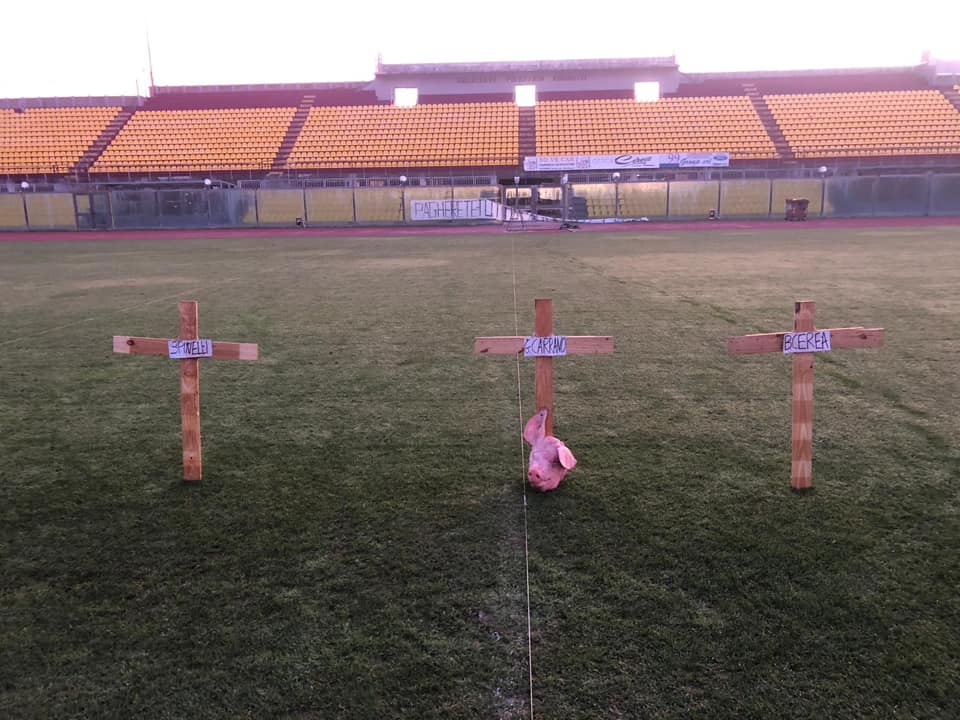 Croci e testa di maiale in campo: intimidazione dopo cessione della società di calcio