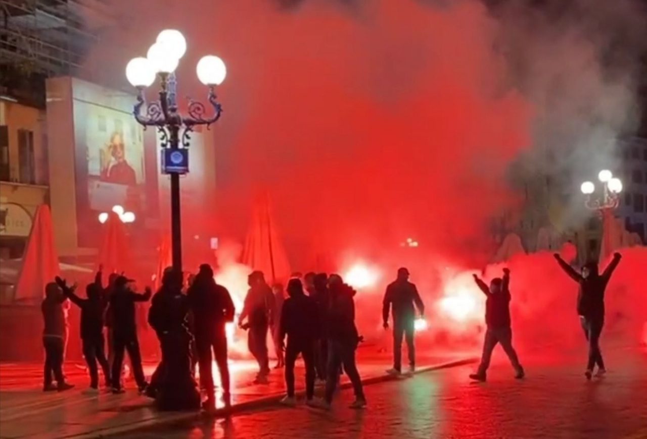 Fumogeni in Piazza Erbe: la protesta contro il nuovo Dpcm