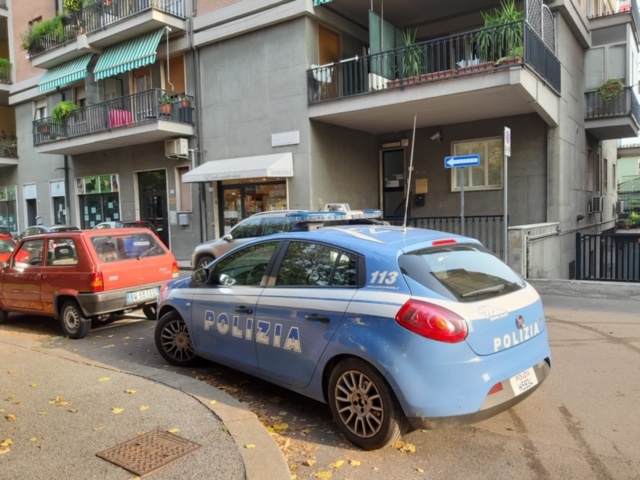 Evade dai domiciliari per prendere a pugni l’ex compagno