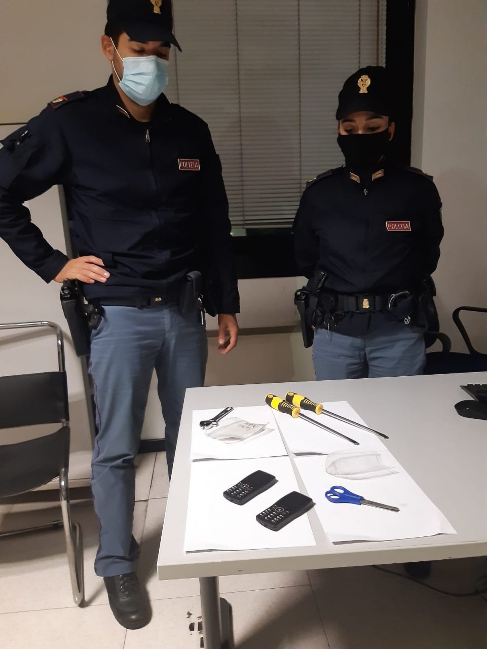 Minorenni sorpresi a forzare un portoncino d’ingresso con degli arnesi da scasso