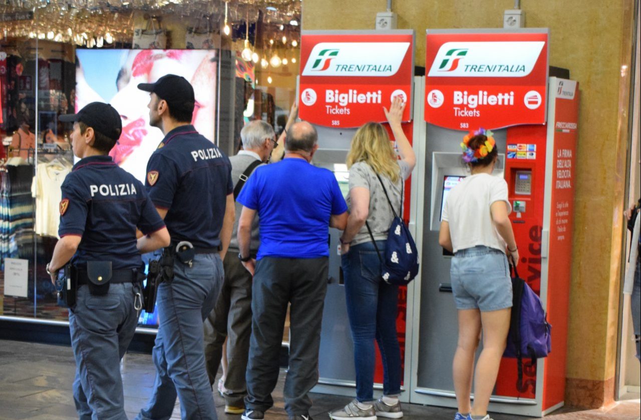 Si rifiuta di indossare correttamente la mascherina in stazione a Verona e sputa contro gli agenti