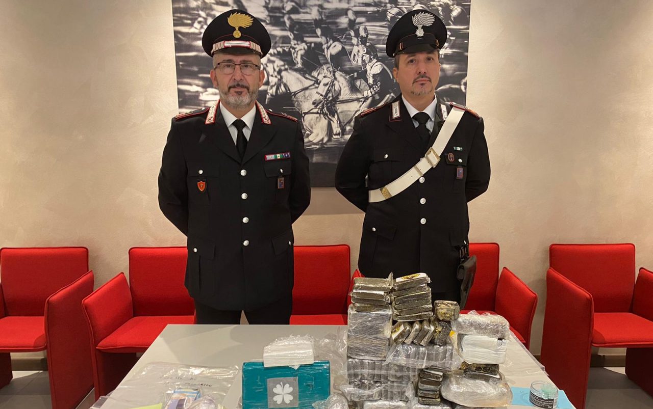 Arrestati due uomini trovati in possesso di 10 chili di hashish suddivisi in 59 “mattonelle”