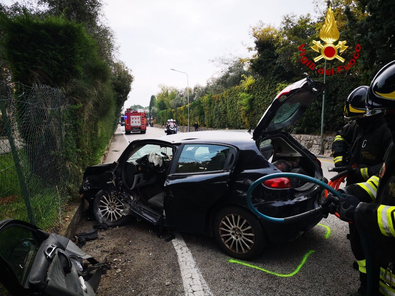 Incidente a Bardolino: 66enne finisce contro un muretto e rimane incastrato nell’auto