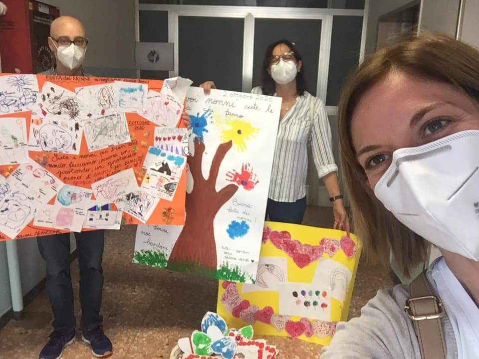 I bambini abbracciano con dei disegni i “nonni” della casa di riposo dopo l’incendio