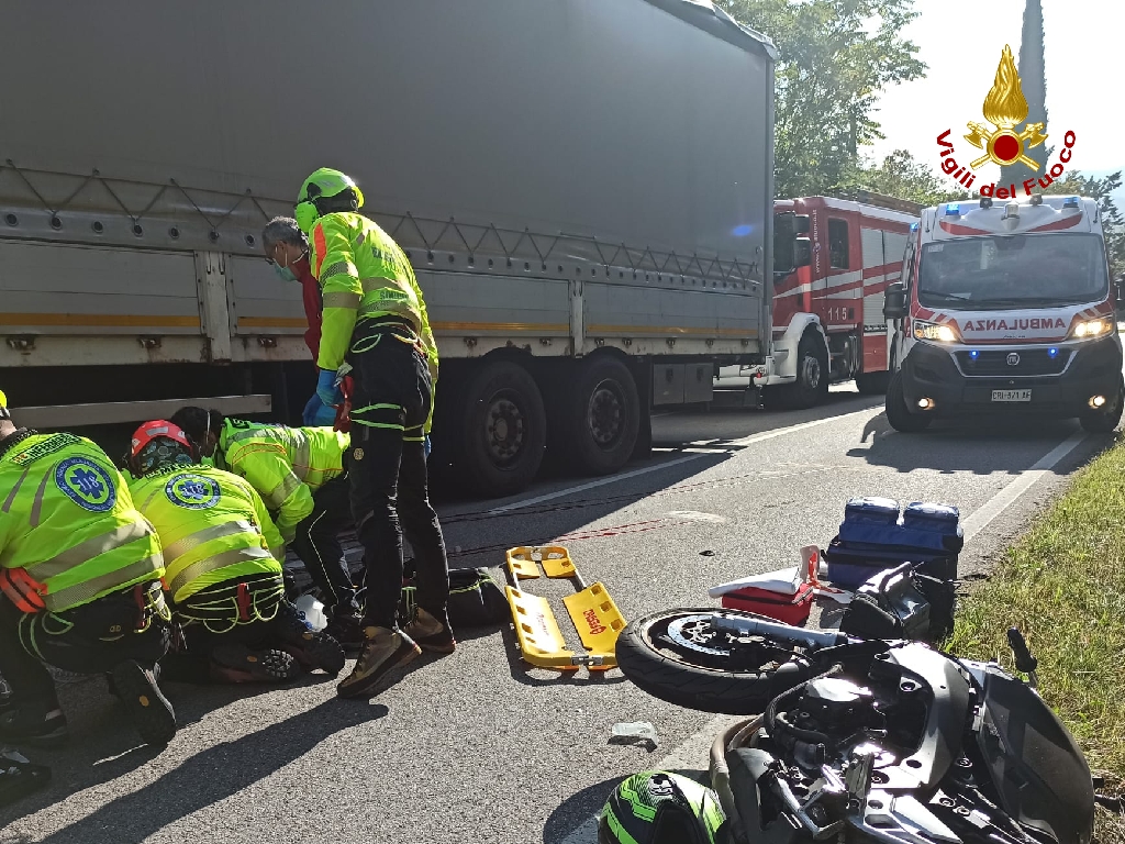 Violento scontro tra una moto e un mezzo pesante a Caprino Veronese: grave un 29enne