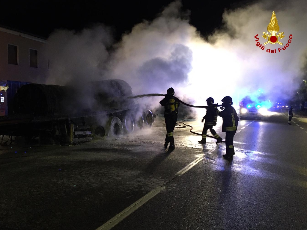 Paura a Bussolengo: autoarticolato in fiamme vicino a una palazzina