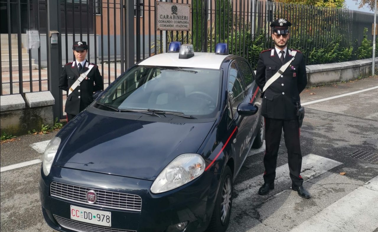 Moglie e figlia si scagliano contro i Carabinieri per impedire l’arresto del 77enne