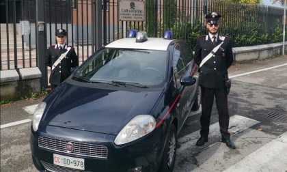 Moglie e figlia si scagliano contro i Carabinieri per impedire l'arresto del 77enne