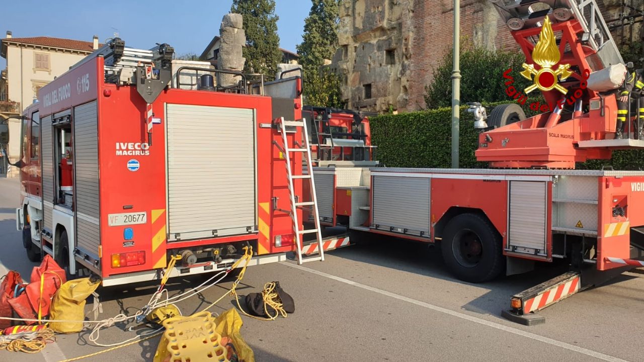 Cadavere di una donna recuperato stamattina nell'Adige in centro a Verona - FOTO