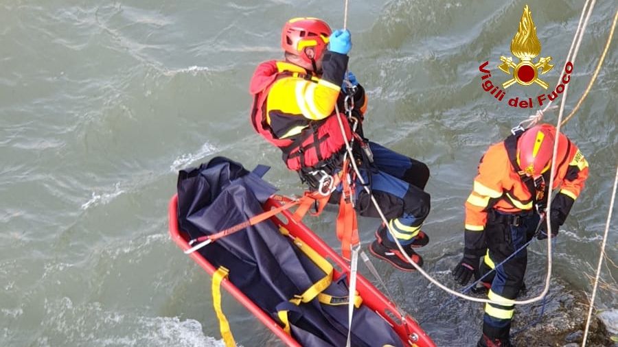 Cadavere di una donna recuperato stamattina nell’Adige in centro a Verona – FOTO