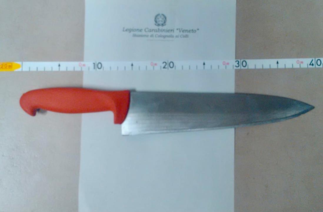 A colpi di coltello entra in un’abitazione per stanare la compagna con l’amante, arrestato