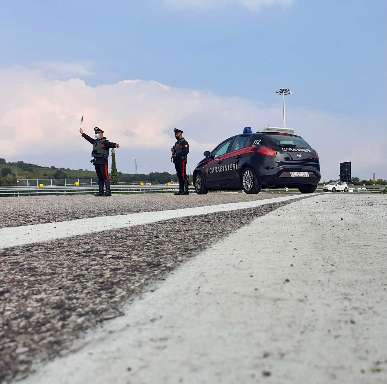 Ubriaco in centro a San Bonifacio si avvicina a un uomo, gli ruba gli occhiali e poi scappa