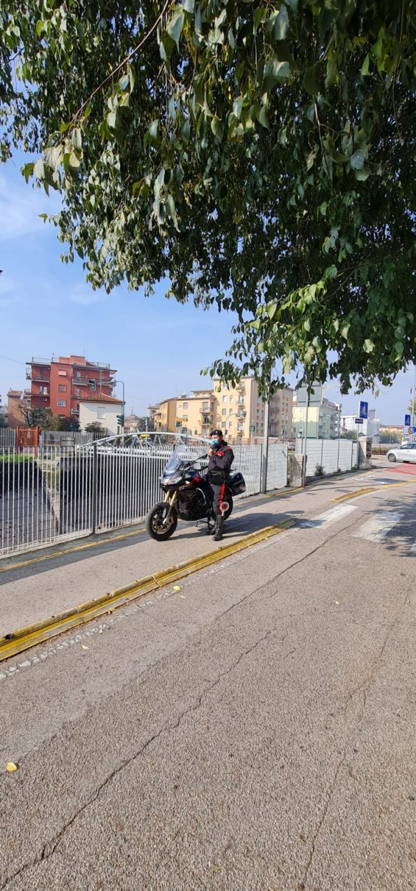 Cittadina presta la bicicletta al Carabiniere per poter inseguire lo spacciatore
