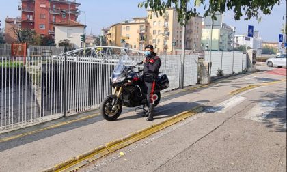 Cittadina presta la bicicletta al Carabiniere per poter inseguire lo spacciatore