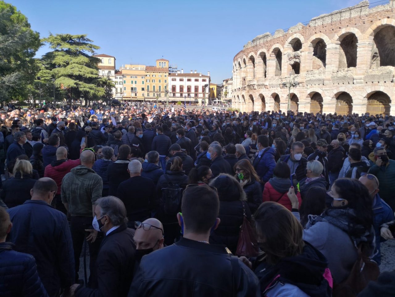 Protesta Dpcm Verona, ristoratori e baristi in Piazza Bra: “Vogliamo lavorare!” – VIDEO e GALLERY