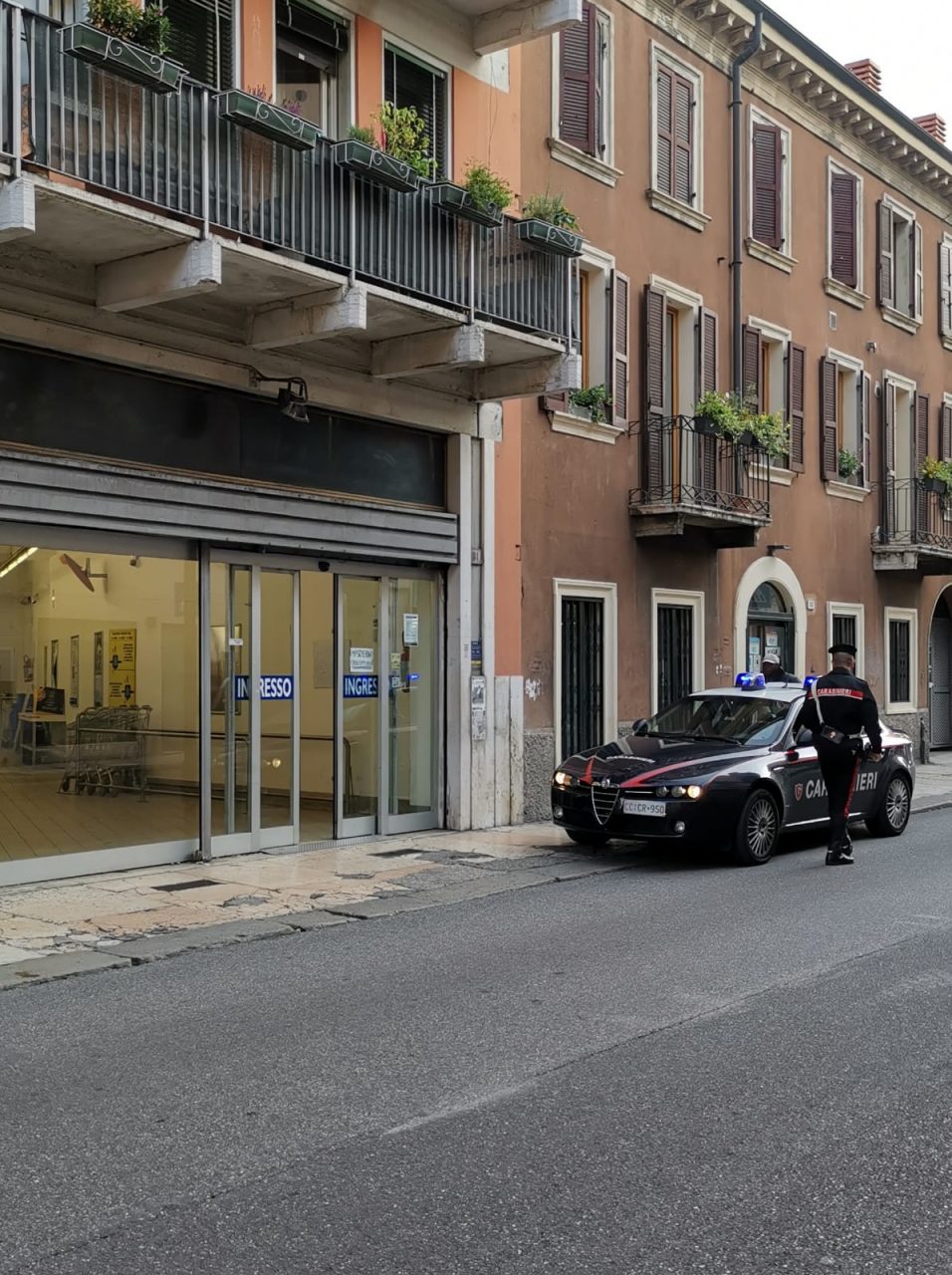Rubano al supermercato poi aggrediscono un passante per prendergli la bici per fuggire