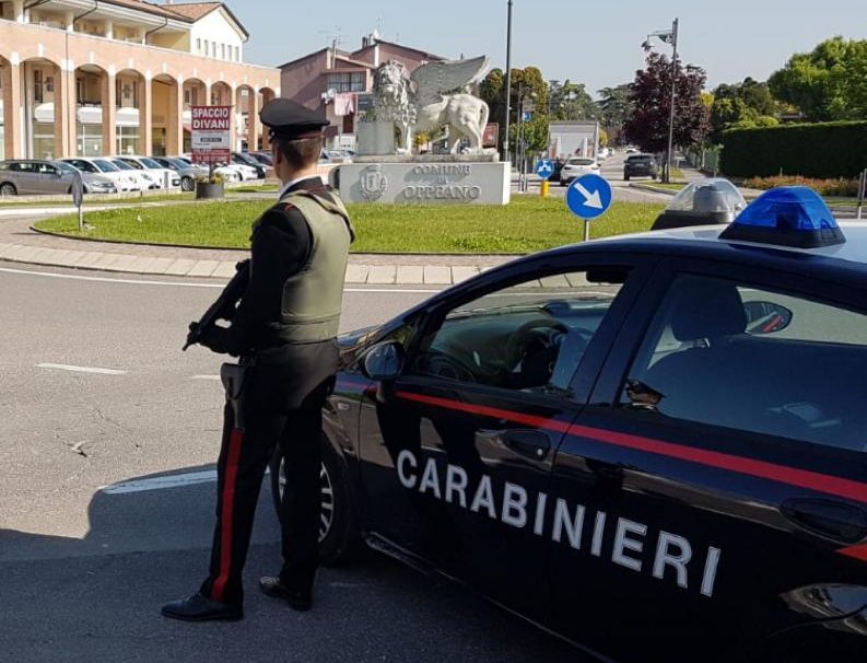 Scoperta in una casa a Isola Rizza una stanza adibita a serra con 40 piante di marijuana, arrestate due persone