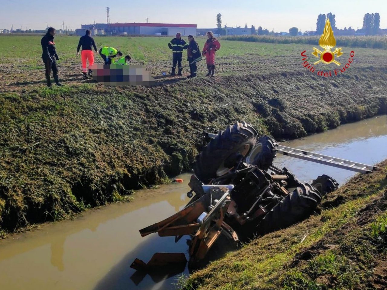 Tragico incidente nei campi a Cerea: il trattore si ribalta nel fossato di scolo, morto un 86enne