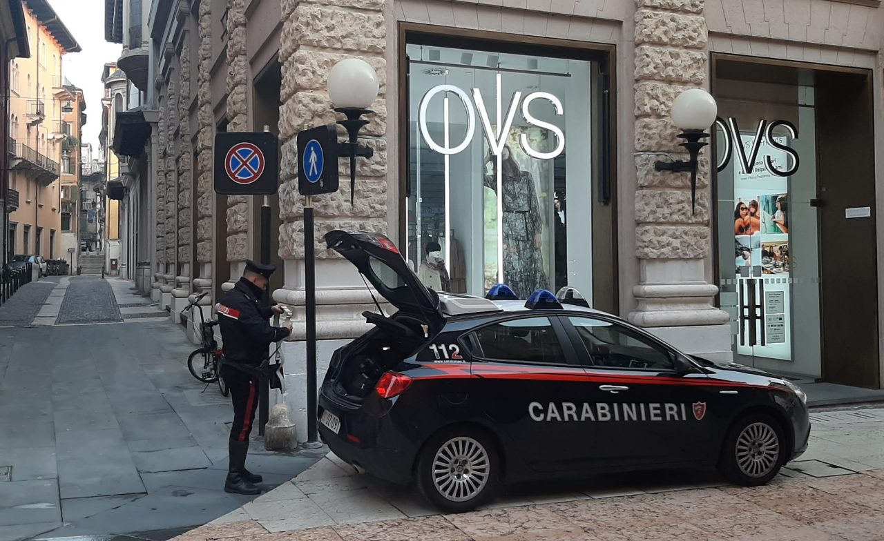 Ruba una bicicletta nel centro storico e si reca all’Ovs per fare una rapina