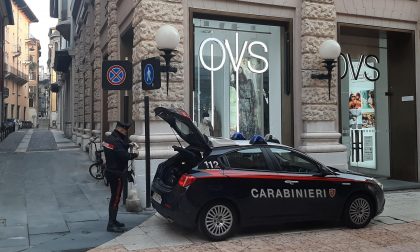 Ruba una bicicletta nel centro storico e si reca all'Ovs per fare una rapina