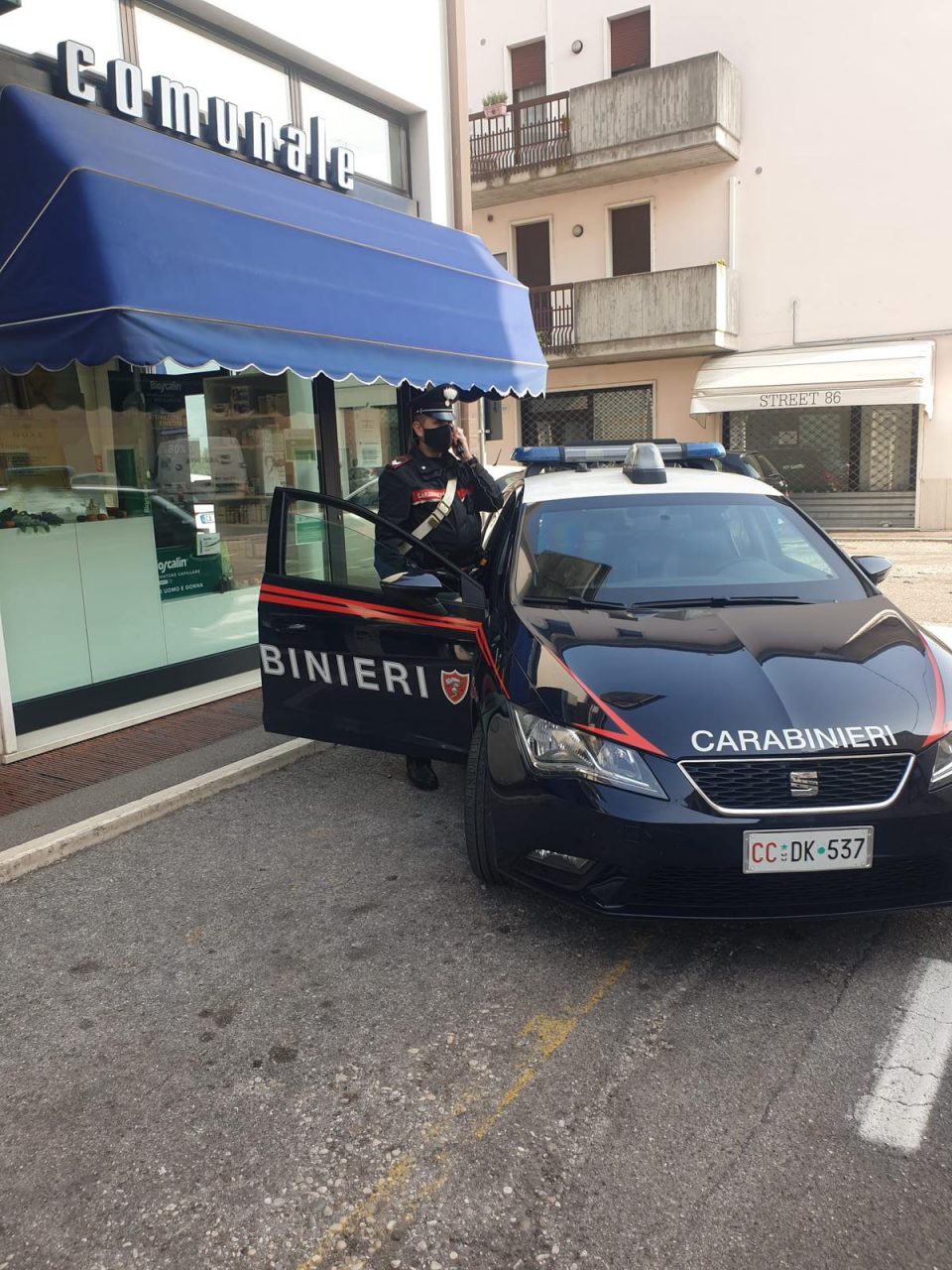 Con il volto travisato ed armato di coltello rapina la farmacia comunale