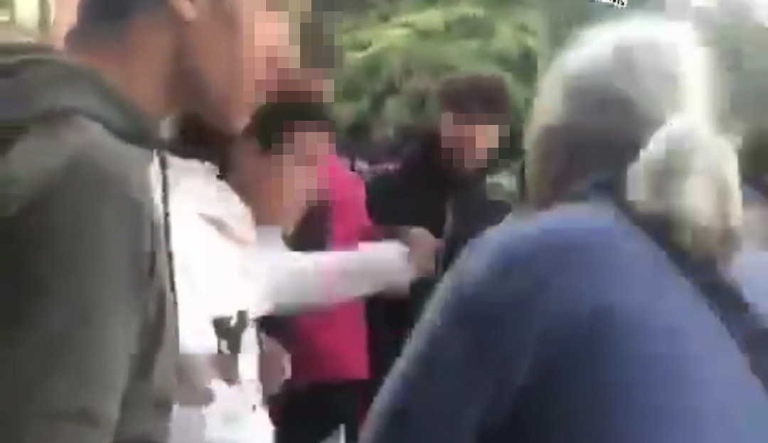 Rissa davanti alla Gran Guardia: uomo preso a calci e pugni da un gruppo di ragazzi VIDEO